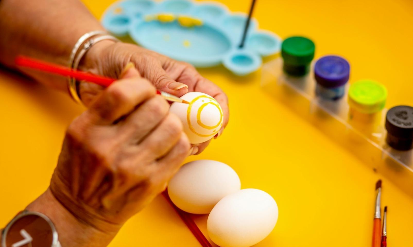 Detailansicht von Illustrationswerkzeugen und Skizzenbüchern auf Arbeitsfläche