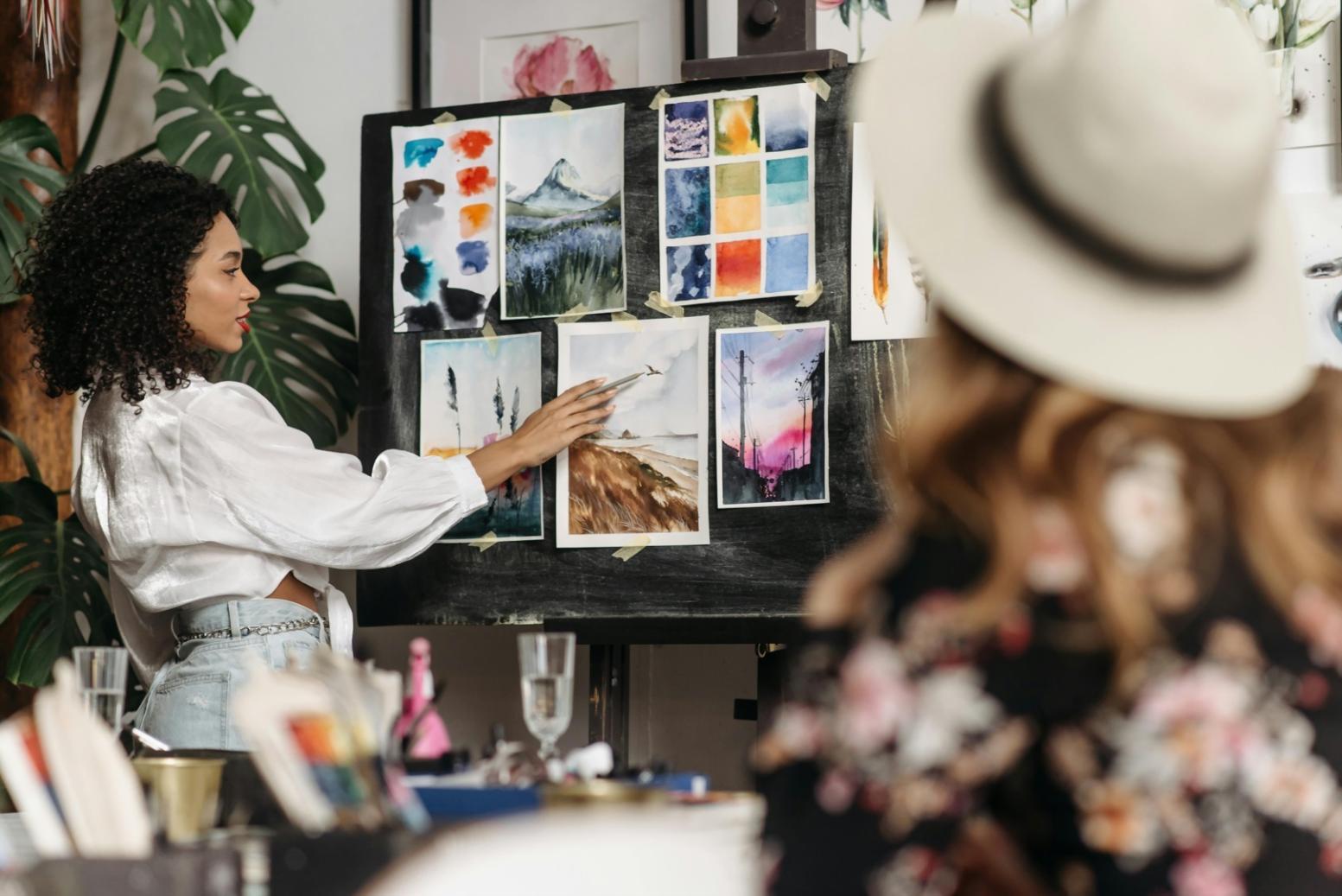 Studierende arbeiten gemeinsam an Illustrationsprojekten im Workshop