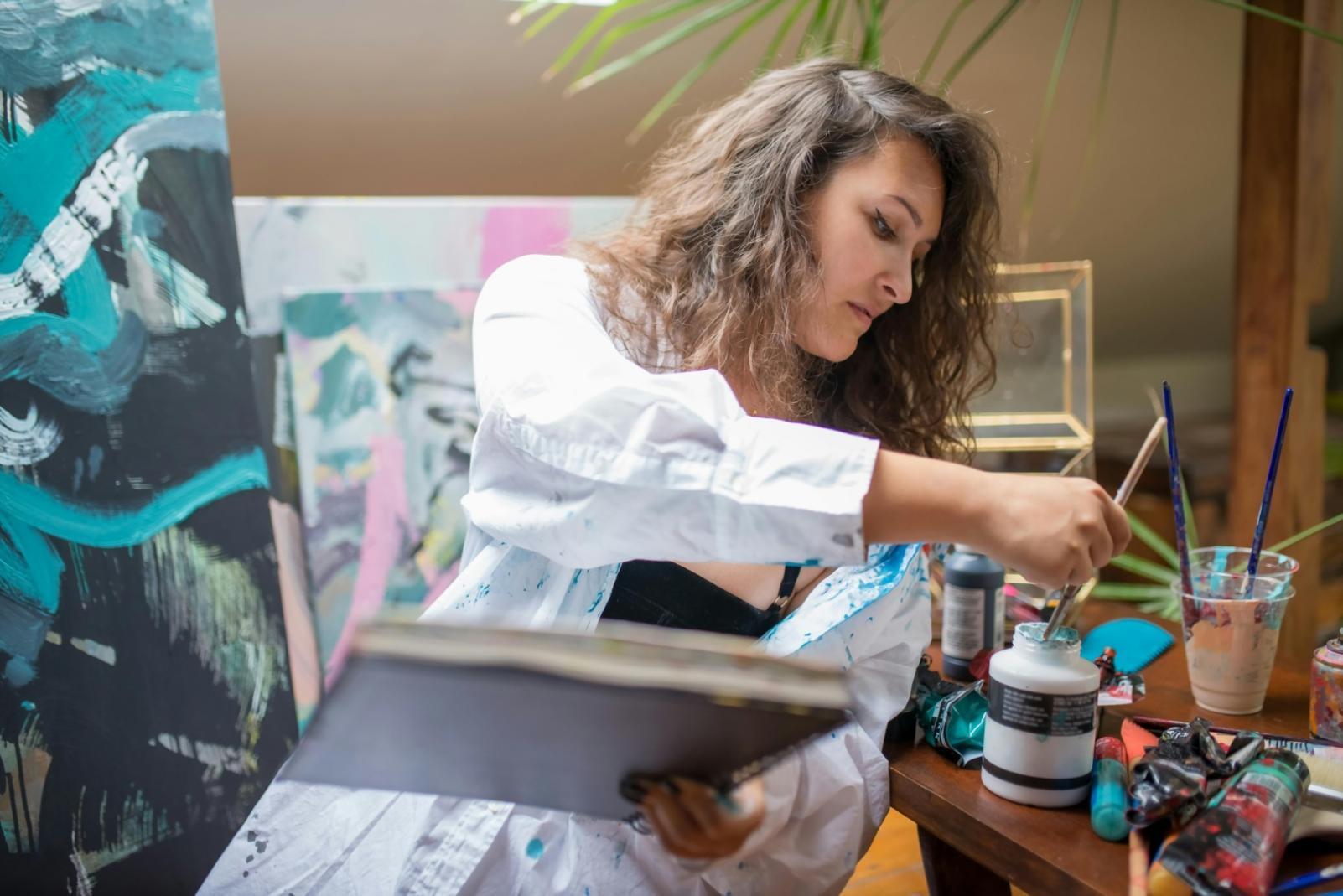 Detailansicht von Illustrationswerkzeugen und Materialien im Atelier